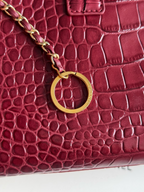 SWORD LUXURY marka, bordo timsah derisi görünümlü Chanel çanta detayı, altın tonlu zincir ve halka aksesuarı.
