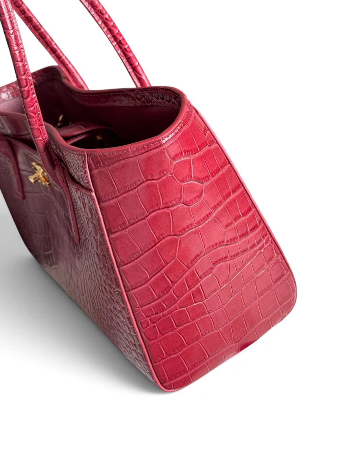 SWORD LUXURY marka, timsah derisi görünümlü kırmızı deri Chanel 26S Cerf tote çanta, altın tonlu donanım detaylı.
