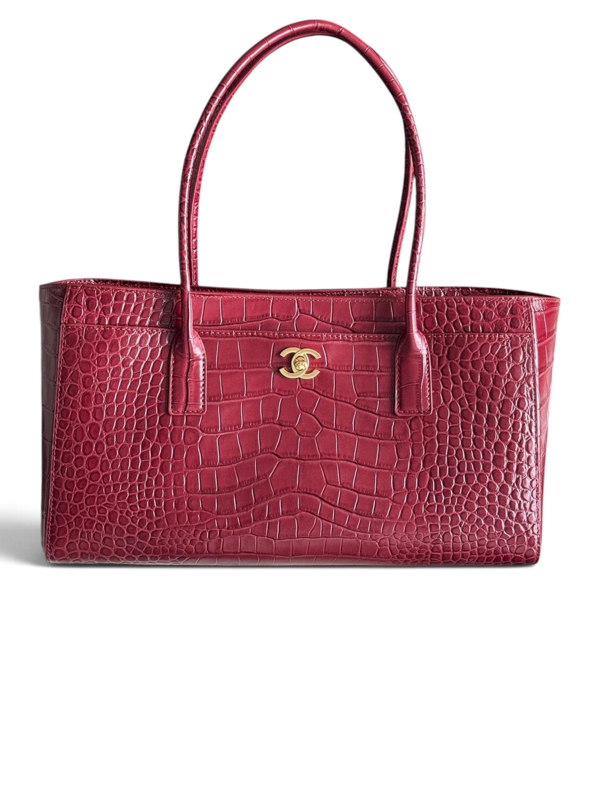 SWORD LUXURY marka, timsah derisi görünümlü kırmızı deri Chanel 26S Cerf tote çanta, altın tonlu CC kilit detaylı.