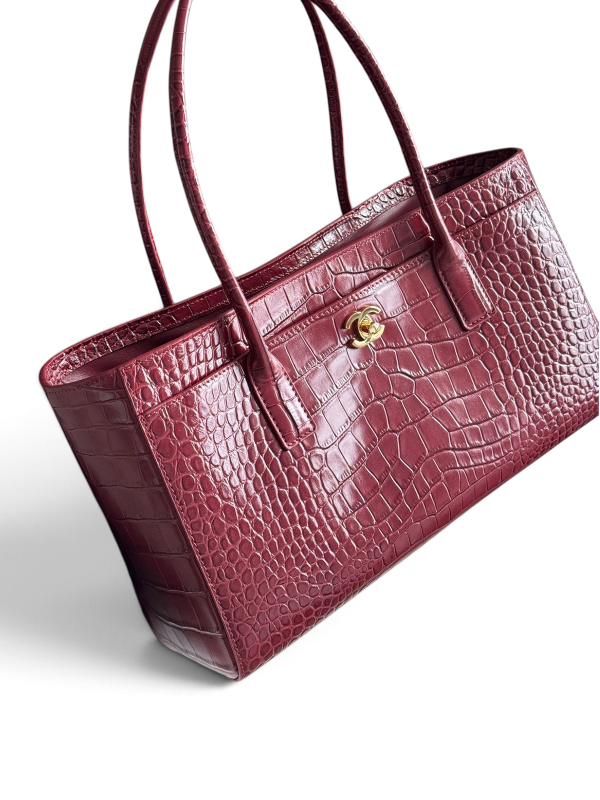 SWORD LUXURY marka, altın tonlu CC kilitli, bordo timsah derisi görünümlü deri Chanel 26S Cerf tote çanta.
