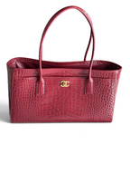 SWORD LUXURY marka, timsah derisi görünümlü bordo deri Chanel 26S Cerf tote çanta, altın tonlu CC kilit detaylı.