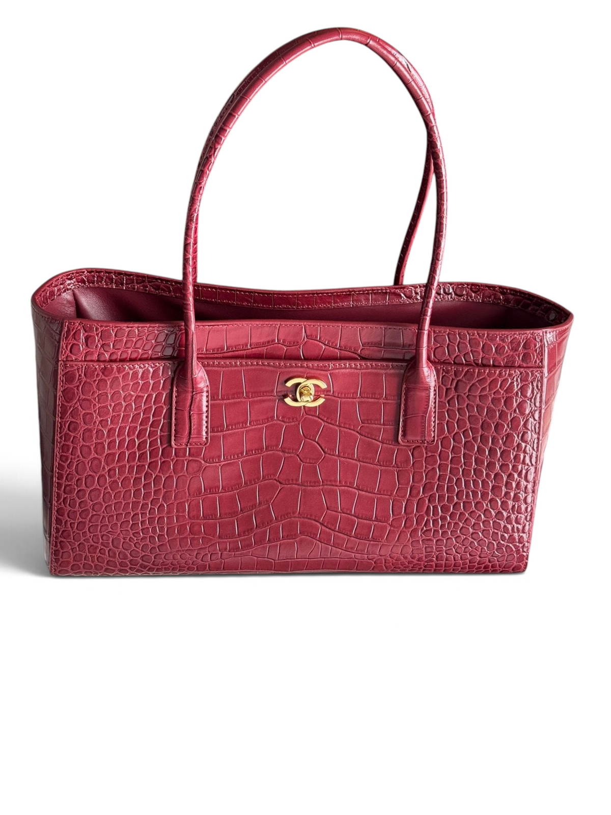 SWORD LUXURY marka, timsah derisi görünümlü bordo deri Chanel 26S Cerf tote çanta, altın tonlu CC kilit detaylı.