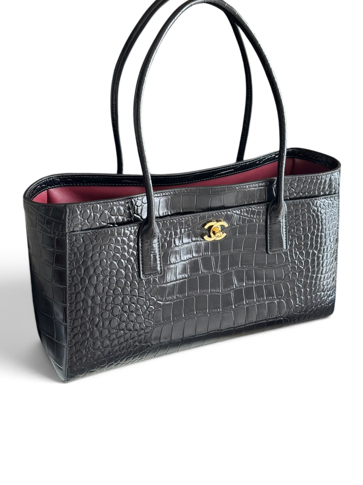 SWORD LUXURY siyah timsah derisi görünümlü Chanel 26S Cerf tote çanta, altın tonlu CC kilit ve bordo iç astar detaylı.