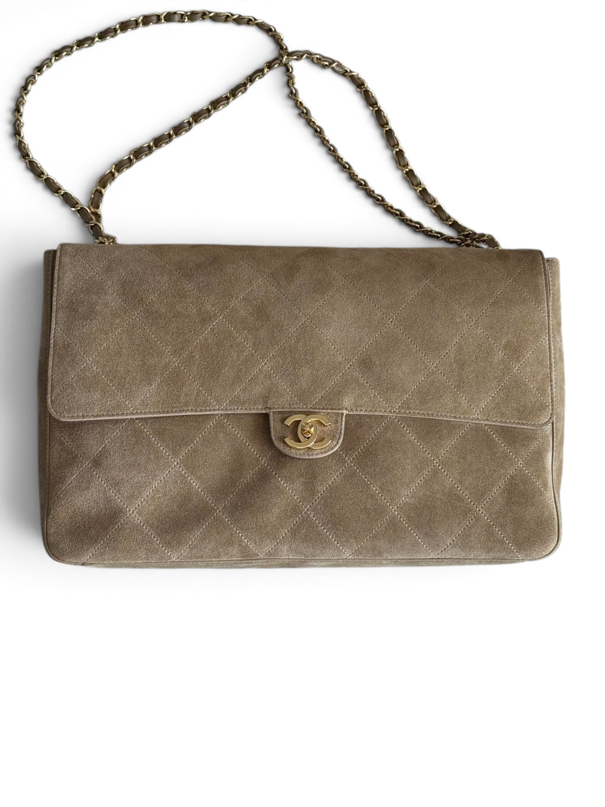 SWORD LUXURY koyu bej süet deri, elmas kapitone desenli ve altın zincir askılı büyük boy Chanel flap çanta.