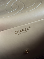 SWORD LUXURY Chanel 26S Maxi Flap çanta iç kısmında altın rengi Chanel Made in Italy damgası ve süet doku detayı