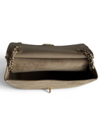 SWORD LUXURY 26S Maxi Flap çanta, koyu bej süet dana derisi, elmas kapitone detaylı ve altın zincir askılı.