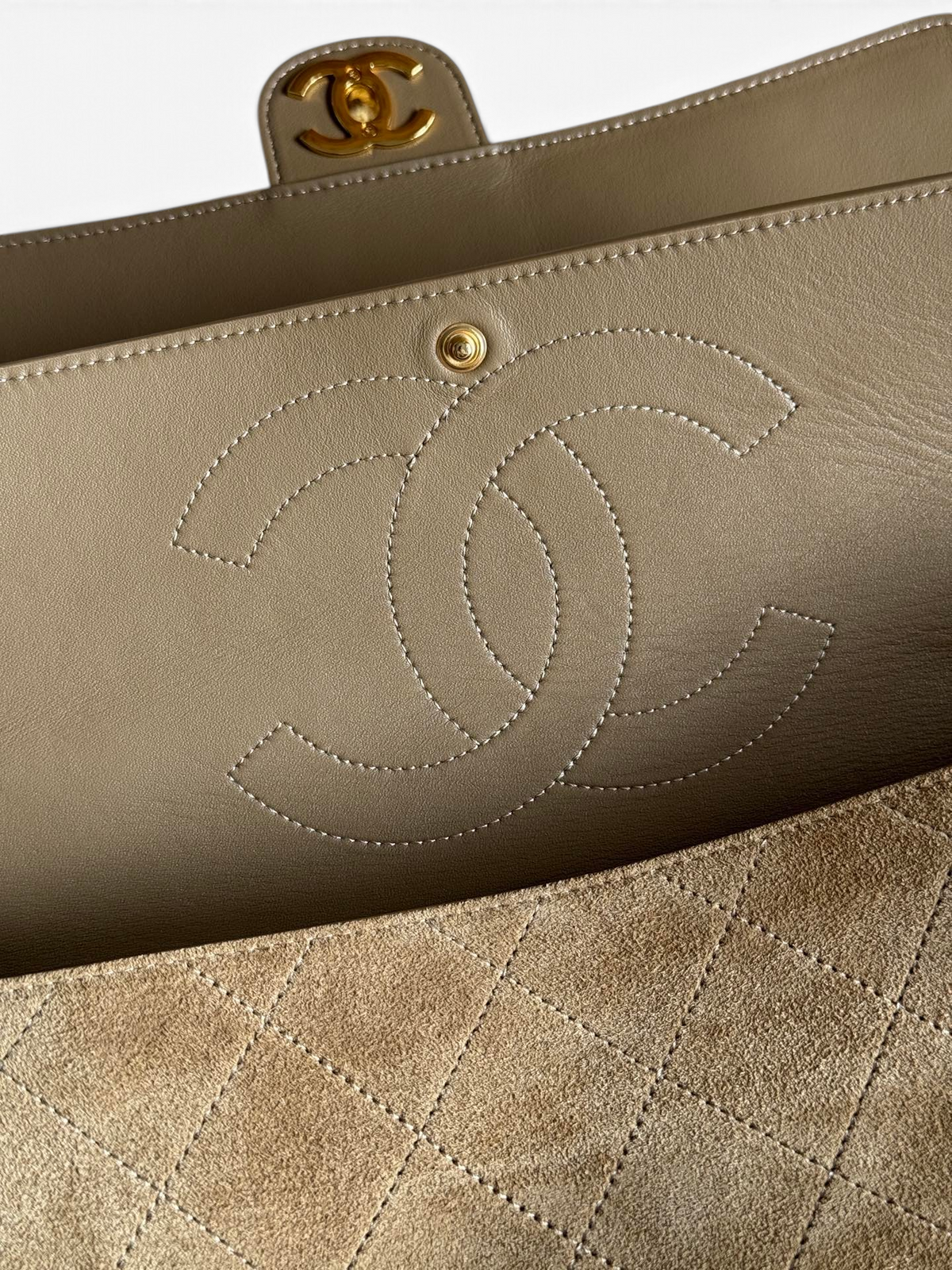 SWORD LUXURY Chanel 26S Maxi Flap çanta, koyu bej süet deri, elmas kapitone detaylı ve altın tonlu CC kilitli.