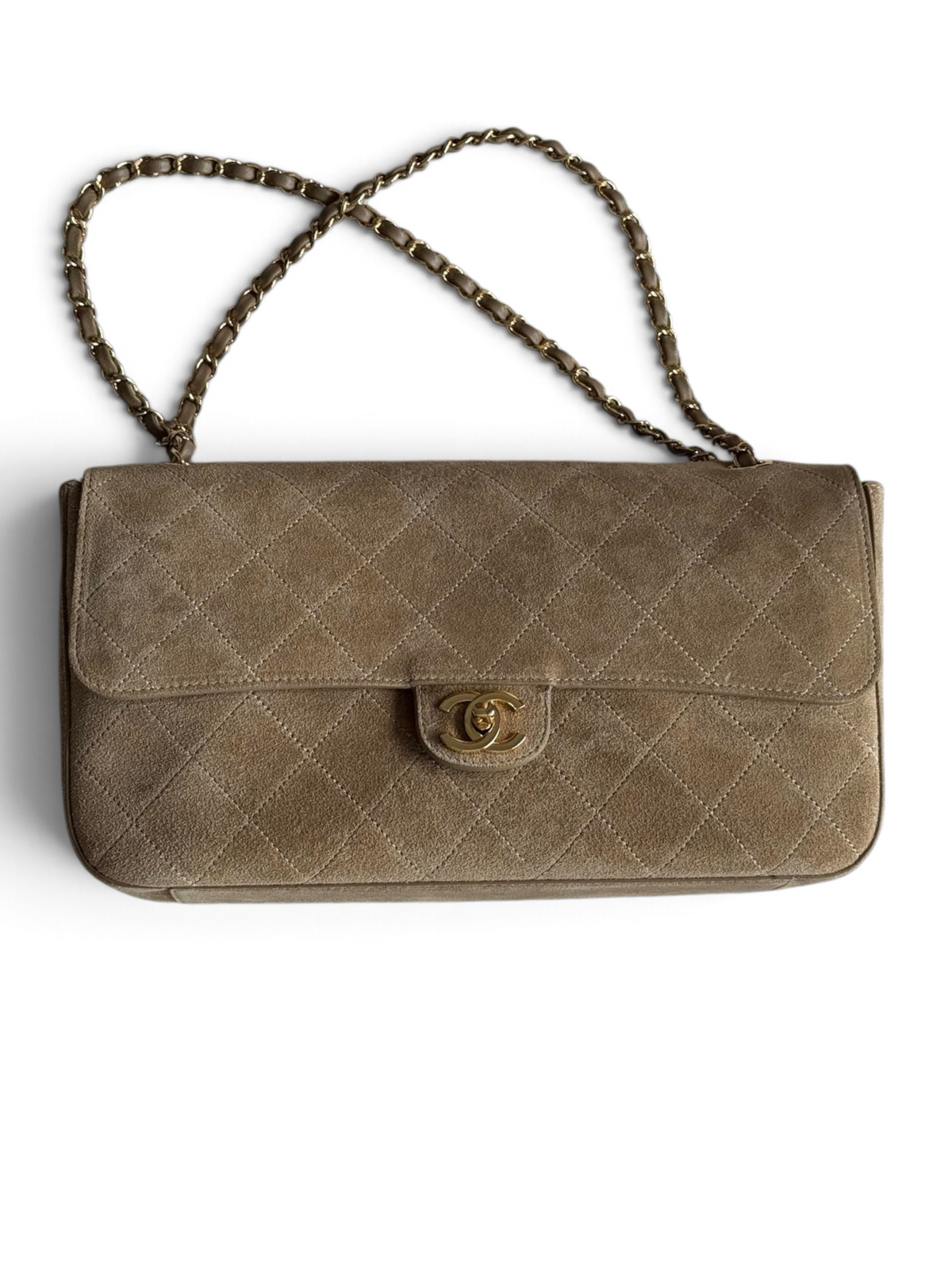 SWORD LUXURY Chanel 26S Maxi Flap Bag, koyu bej süet dana derisi, elmas kapitone desenli ve altın tonlu CC kilitli.