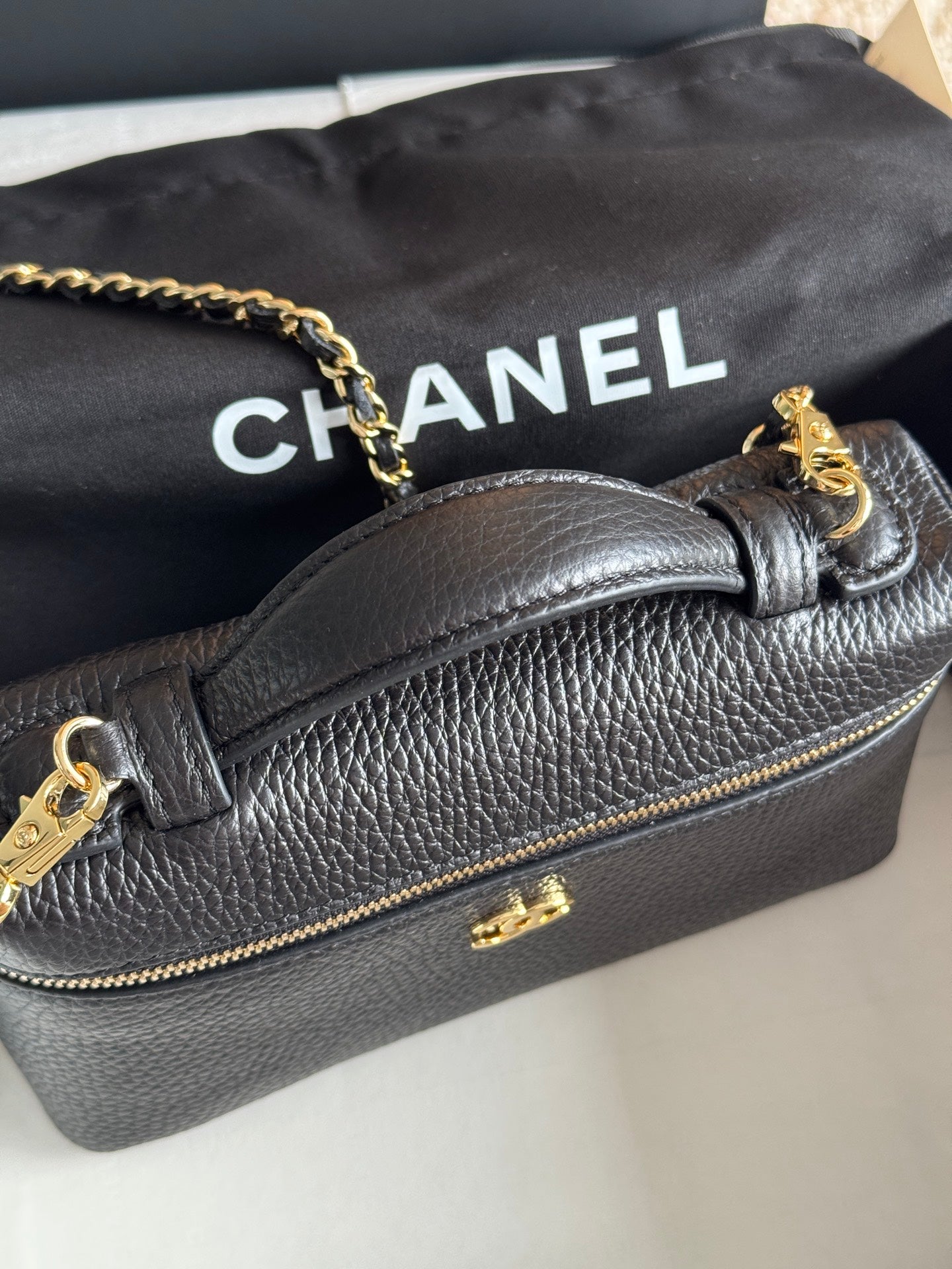26A Small Vanity Case with Chain in Grained Calfskin