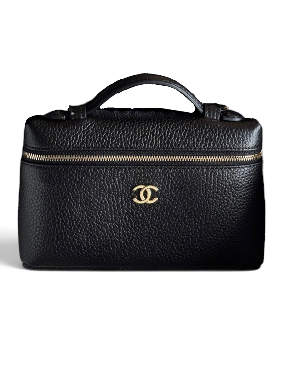 SWORD LUXURY siyah taneli dana derisi Chanel 26A küçük makyaj çantası, altın tonlu CC logosu ve zincir askı detayı.