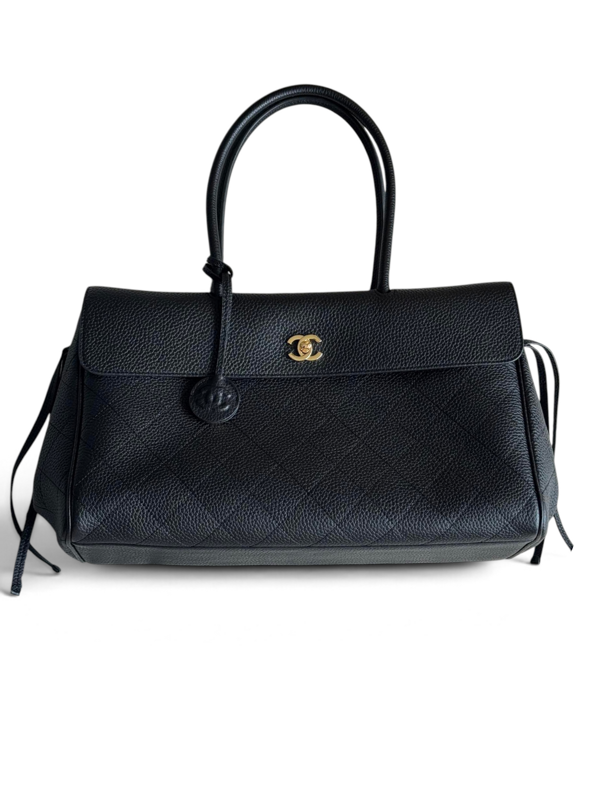 SWORD LUXURY siyah damarlı dana derisi Chanel 26S orta boy baguette çanta, altın tonlu CC detaylı ve çift saplı.