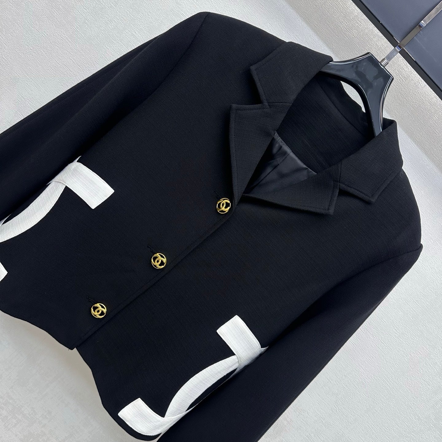 Contrast-Pocket Cropped Jacket - Black/White - View 2