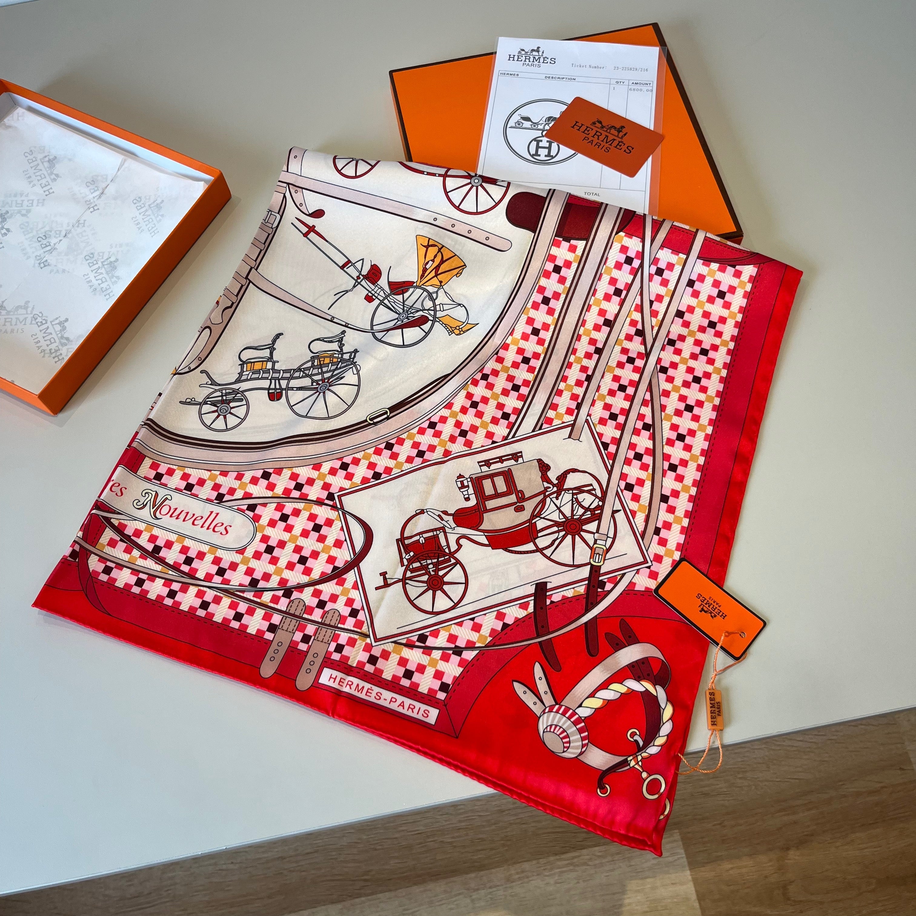 Carré 70 Les Voitures Nouvelles Scarf