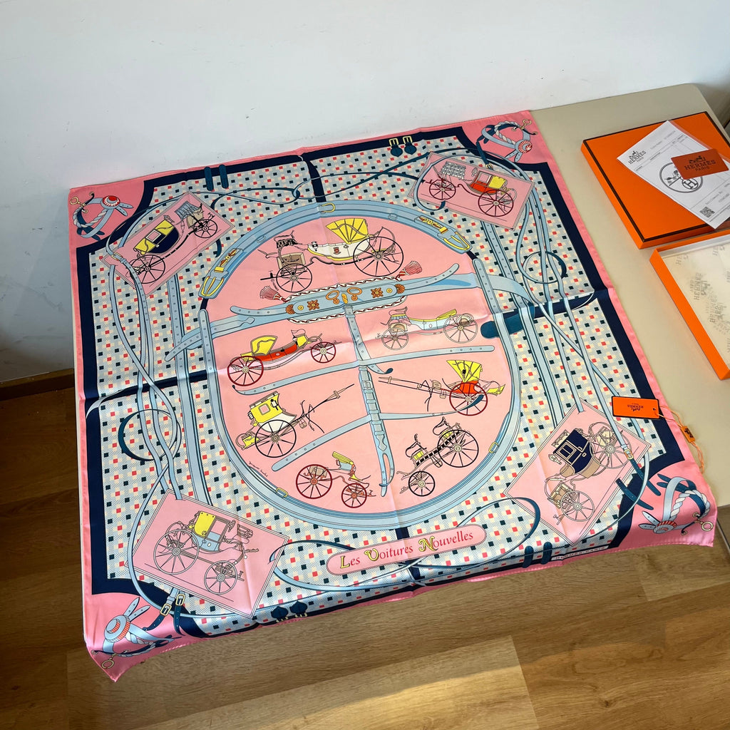 Carré 70 Les Voitures Nouvelles Scarf