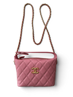 SWORD LUXURY pembe kapitone deri mini omuz çantası, altın rengi zincir askı ve metal logo detaylı.