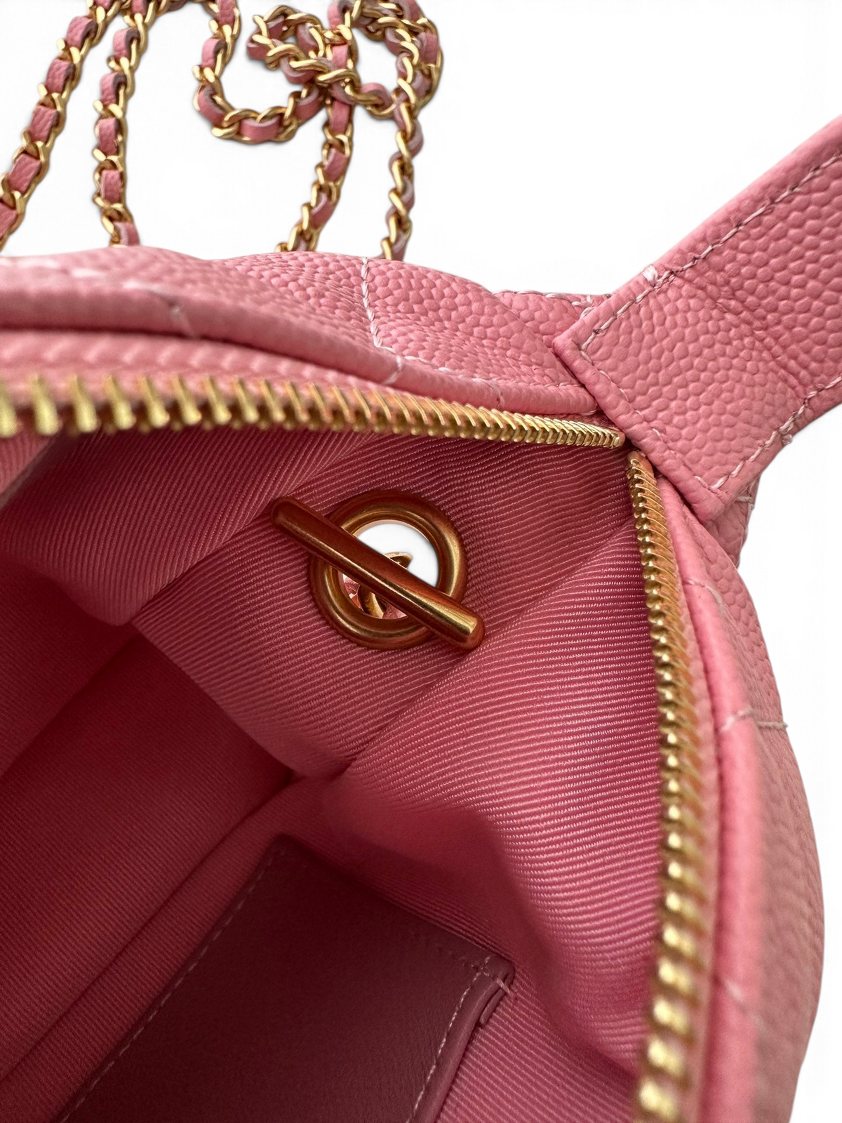 SWORD LUXURY pembe kapitone deri mini omuz çantasının altın metal fermuar detaylı ve zincir askılı iç görünümü.