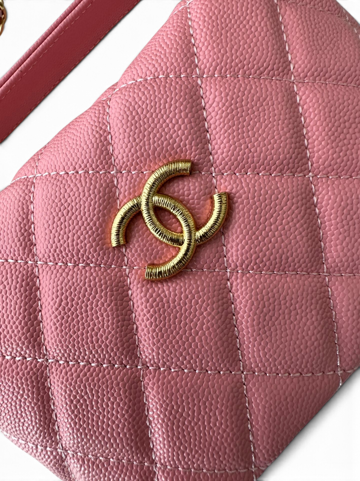 SWORD LUXURY pembe kapitone deri mini omuz çantası, altın rengi metal logo detayı ve zarif dikişli dokusuyla.