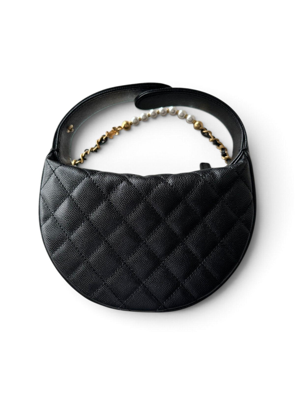 SWORD LUXURY siyah kapitone deri mini hobo çanta, inci detaylı zincir sapı ile zarif ve modern bir tasarım sunuyor.