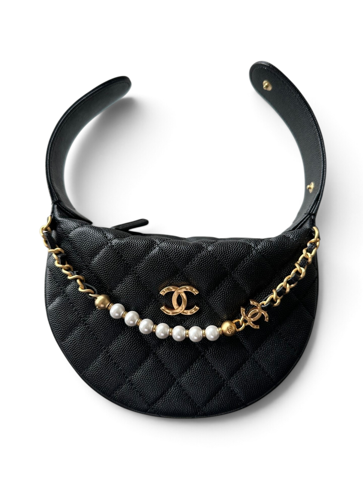 SWORD LUXURY siyah kapitone deri mini hobo çanta, inci detaylı altın zincir ve ikonik logo süslemeli.