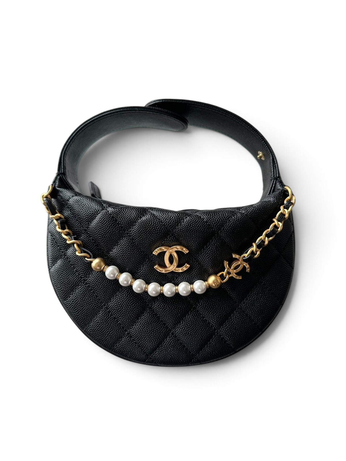 SWORD LUXURY siyah kapitone deri mini hobo çanta, inci detaylı altın zincir ve ikonik logo süslemeli.