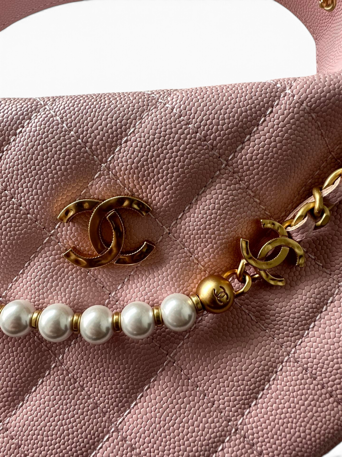 SWORD LUXURY pembe kapitone deri mini hobo çanta, inci detaylı altın zincir ve ikonik logo süslemeli.
