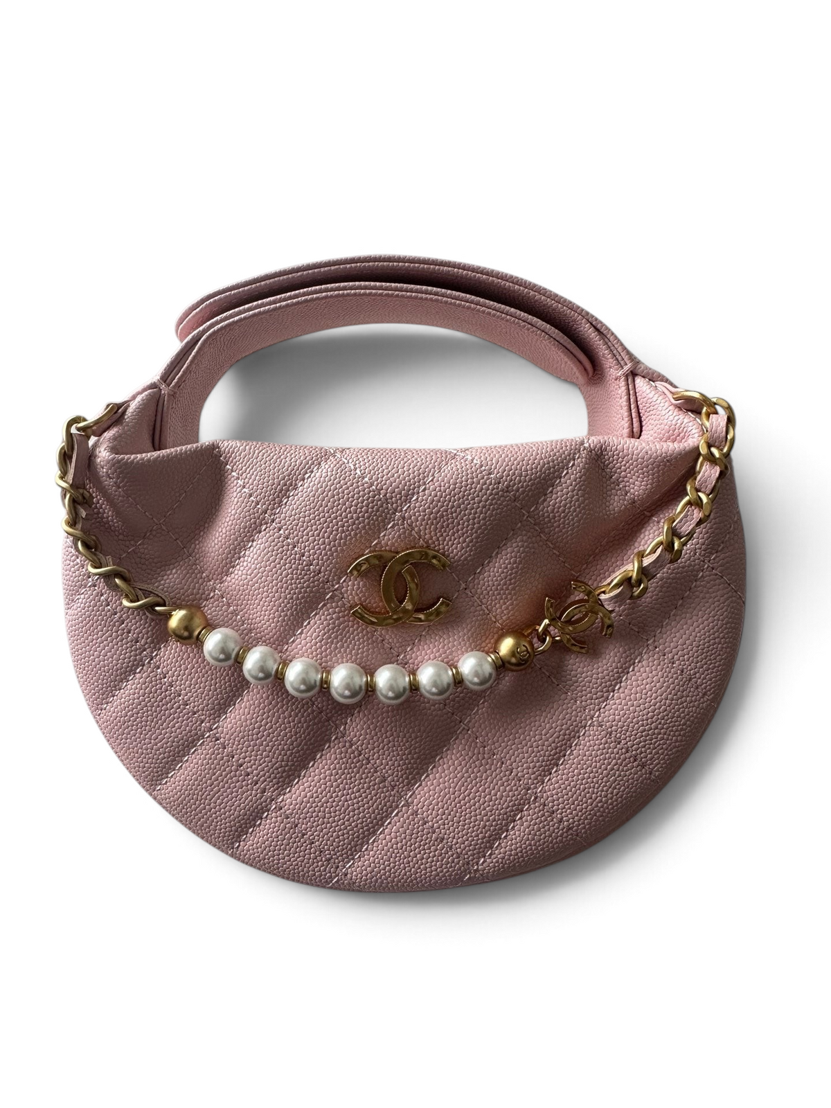 SWORD LUXURY pembe kapitone deri mini hobo çanta, inci detaylı altın zincir askı ve ikonik logo ile süslenmiş.