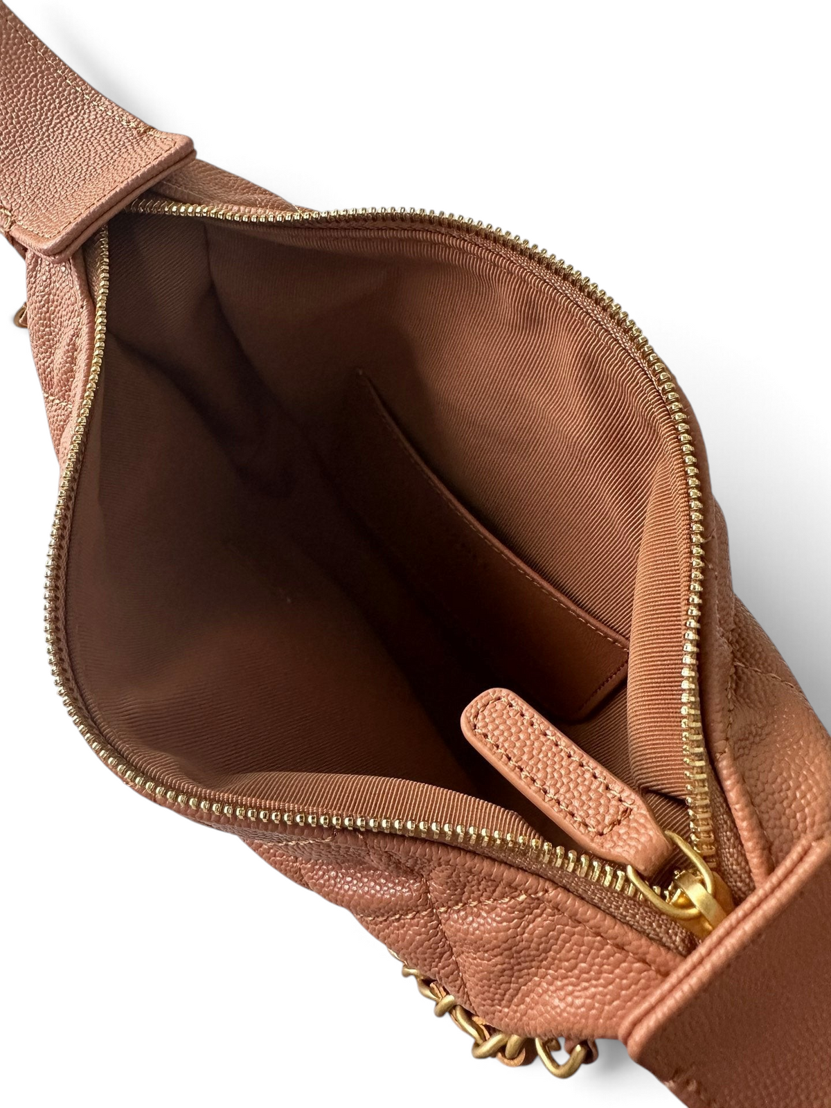 SWORD LUXURY marka, fermuarlı iç astara sahip, pembe kapitone deri mini hobo çanta iç görünümü.