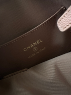 SWORD LUXURY marka Chanel çanta iç astarı ve altın rengi kabartmalı Made in Italy logosu detayı