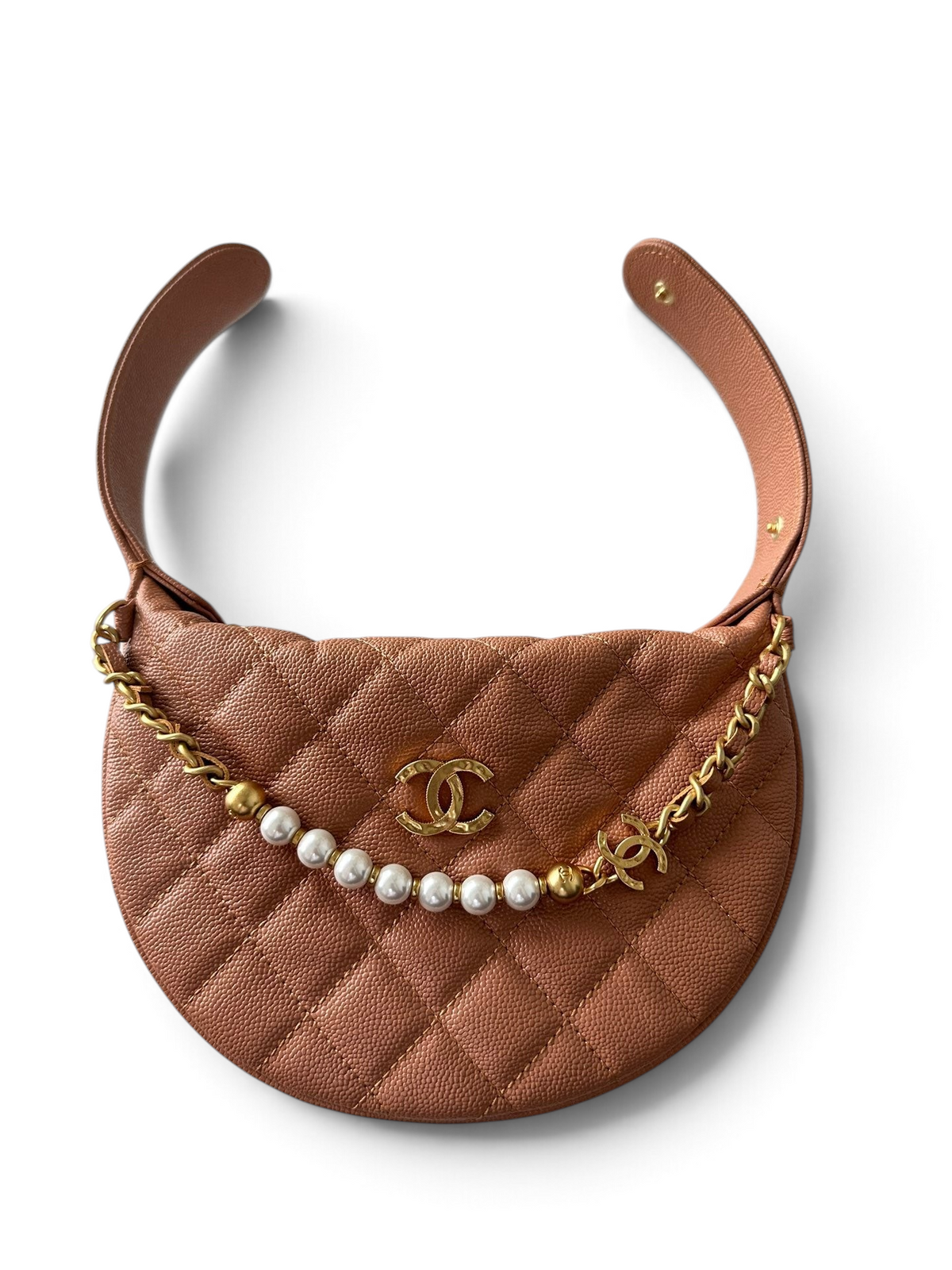 SWORD LUXURY marka, inci zincir detaylı, kapitone dokulu, kavisli tasarıma sahip taba rengi deri mini hobo çanta.
