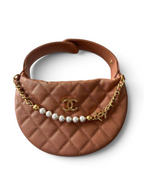 SWORD LUXURY taba rengi, kapitone desenli, inci detaylı zincire sahip deri mini hobo çanta.