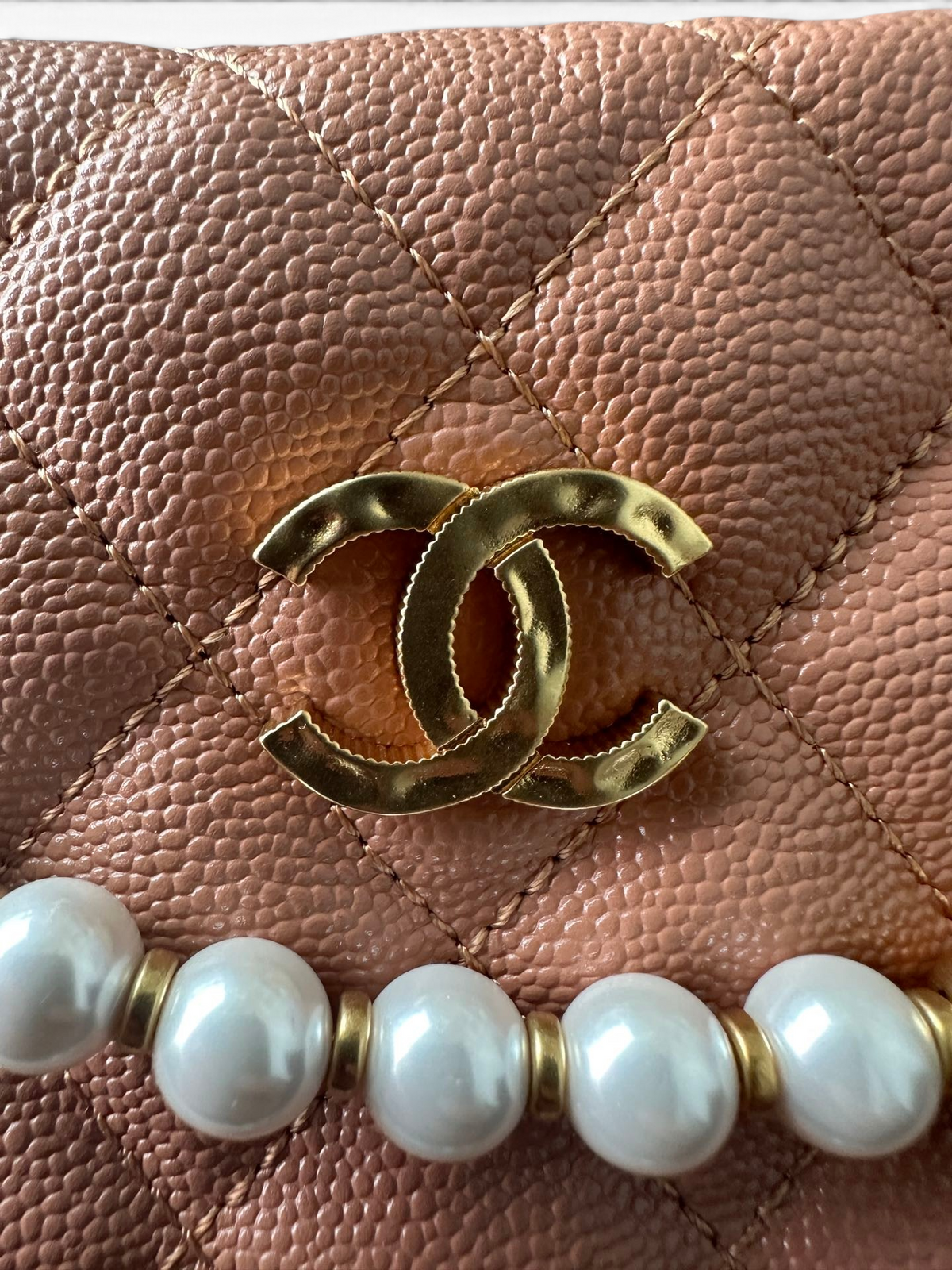 SWORD LUXURY marka, inci detaylı zincire ve altın rengi logoya sahip, kapitone dokulu pudra rengi deri mini hobo çanta.