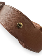 SWORD LUXURY marka, altın renkli metal düğme detaylı, dokulu deri mini hobo çanta detayı.