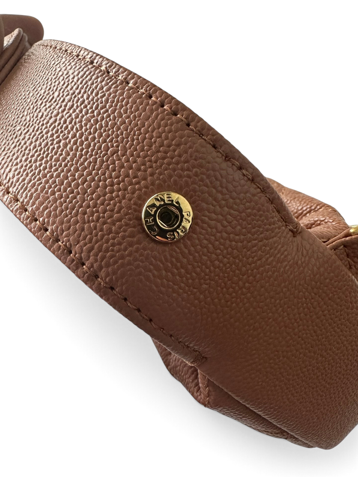 SWORD LUXURY marka, altın renkli metal düğme detaylı, dokulu deri mini hobo çanta detayı.