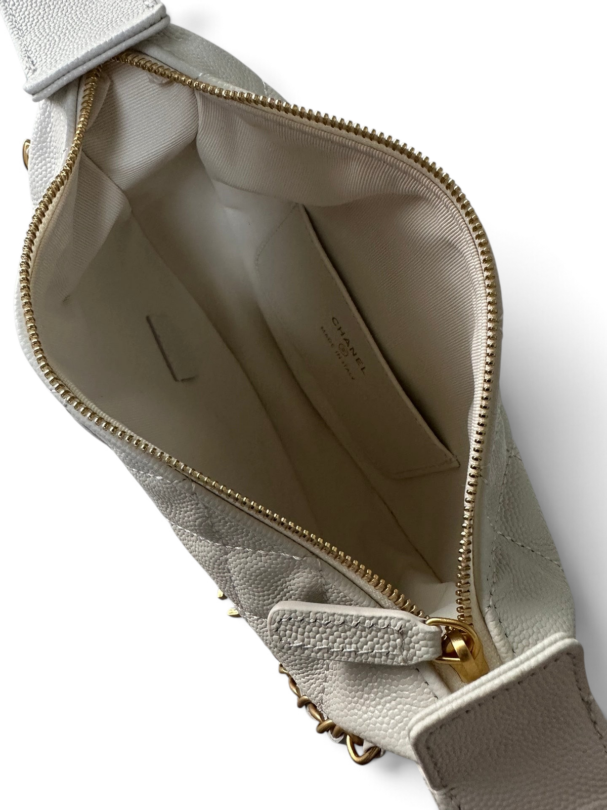 SWORD LUXURY beyaz kapitone deri mini hobo çanta, inci zincir detaylı ve altın fermuarlı iç görünümü.
