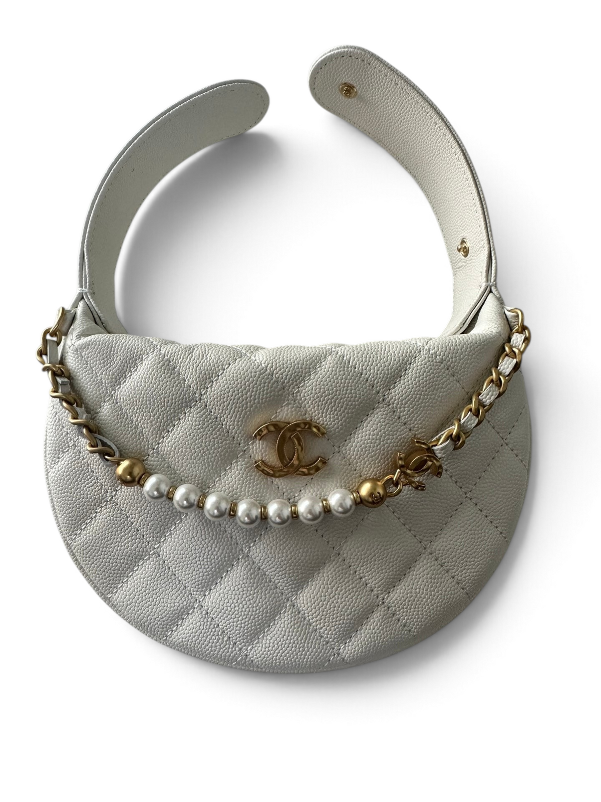 SWORD LUXURY beyaz kapitone deri mini hobo çanta, inci detaylı altın zincir ve ikonik logo süslemeli.