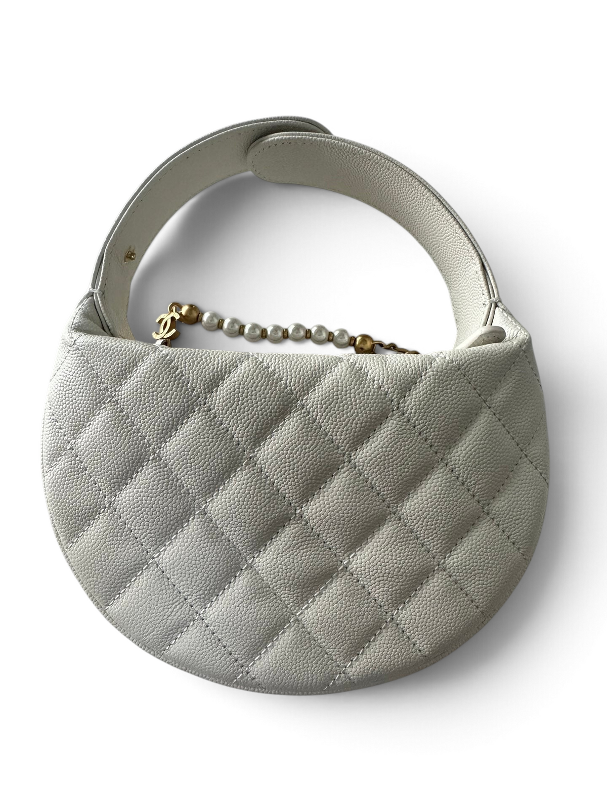 SWORD LUXURY beyaz deri kapitone mini hobo çanta, inci detaylı zincir süslemeli ve kavisli saplı zarif tasarım.