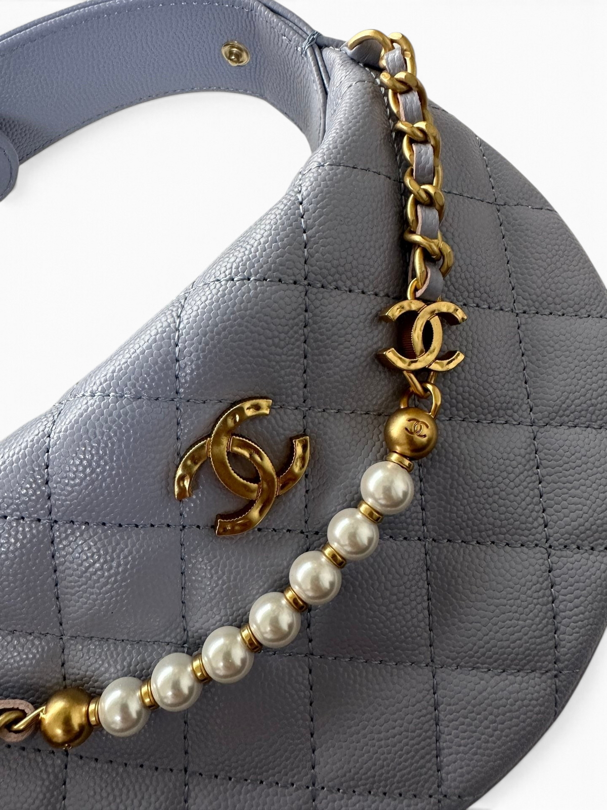 SWORD LUXURY marka, inci detaylı zincire ve altın rengi logoya sahip, kapitone dokulu lila deri mini hobo çanta.