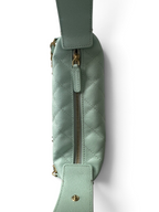 SWORD LUXURY marka, nane yeşili, kapitone desenli, fermuarlı ve inci detaylı deri mini hobo çanta yan görünümü.