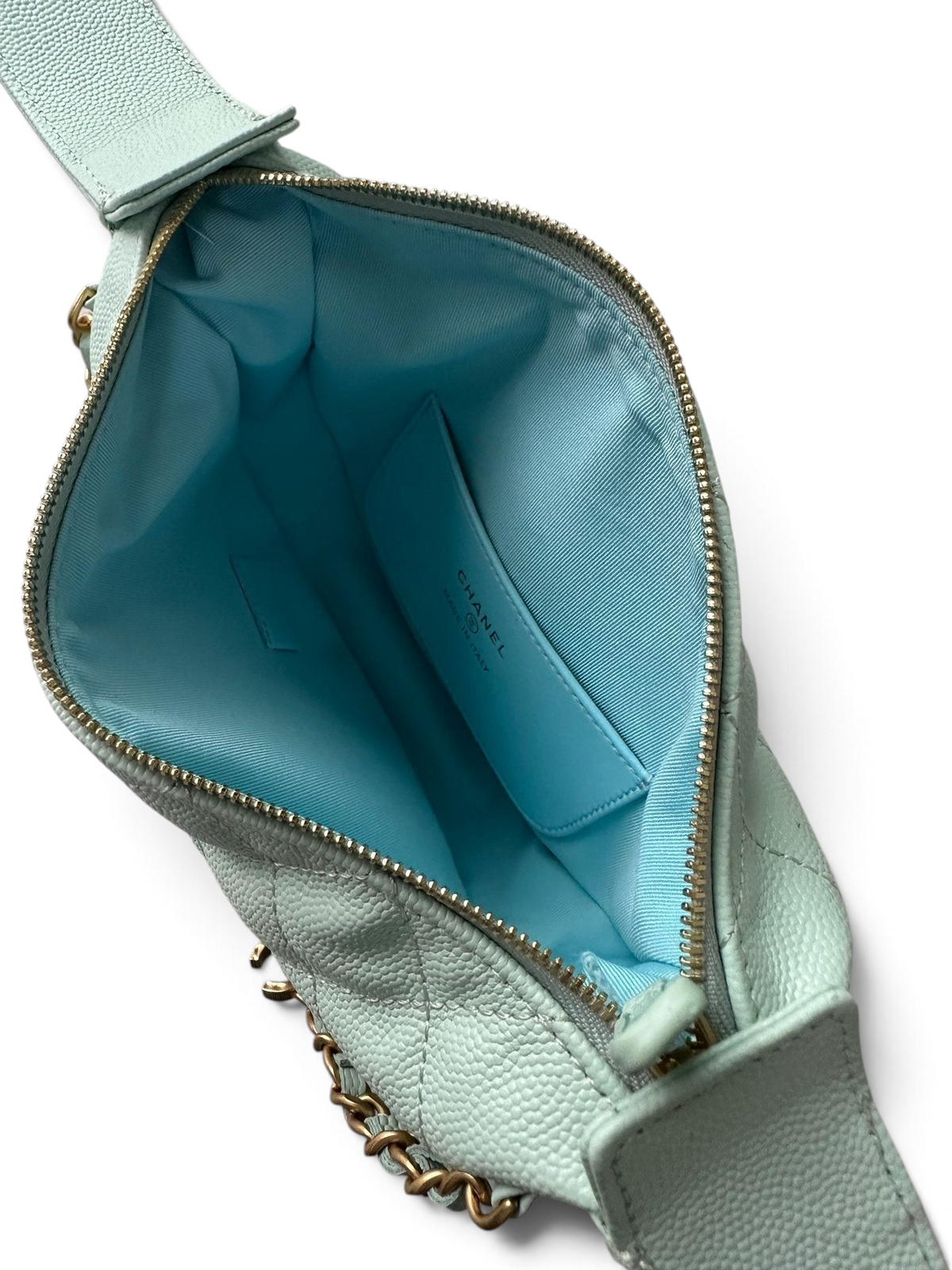 SWORD LUXURY marka, açık mavi, kapitone dokulu, inci zincir detaylı, fermuarlı iç astara sahip mini hobo çanta.