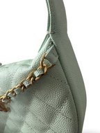 SWORD LUXURY marka, nane yeşili, kapitone dokulu, inci detaylı zincir askılı deri mini hobo çanta detayı.