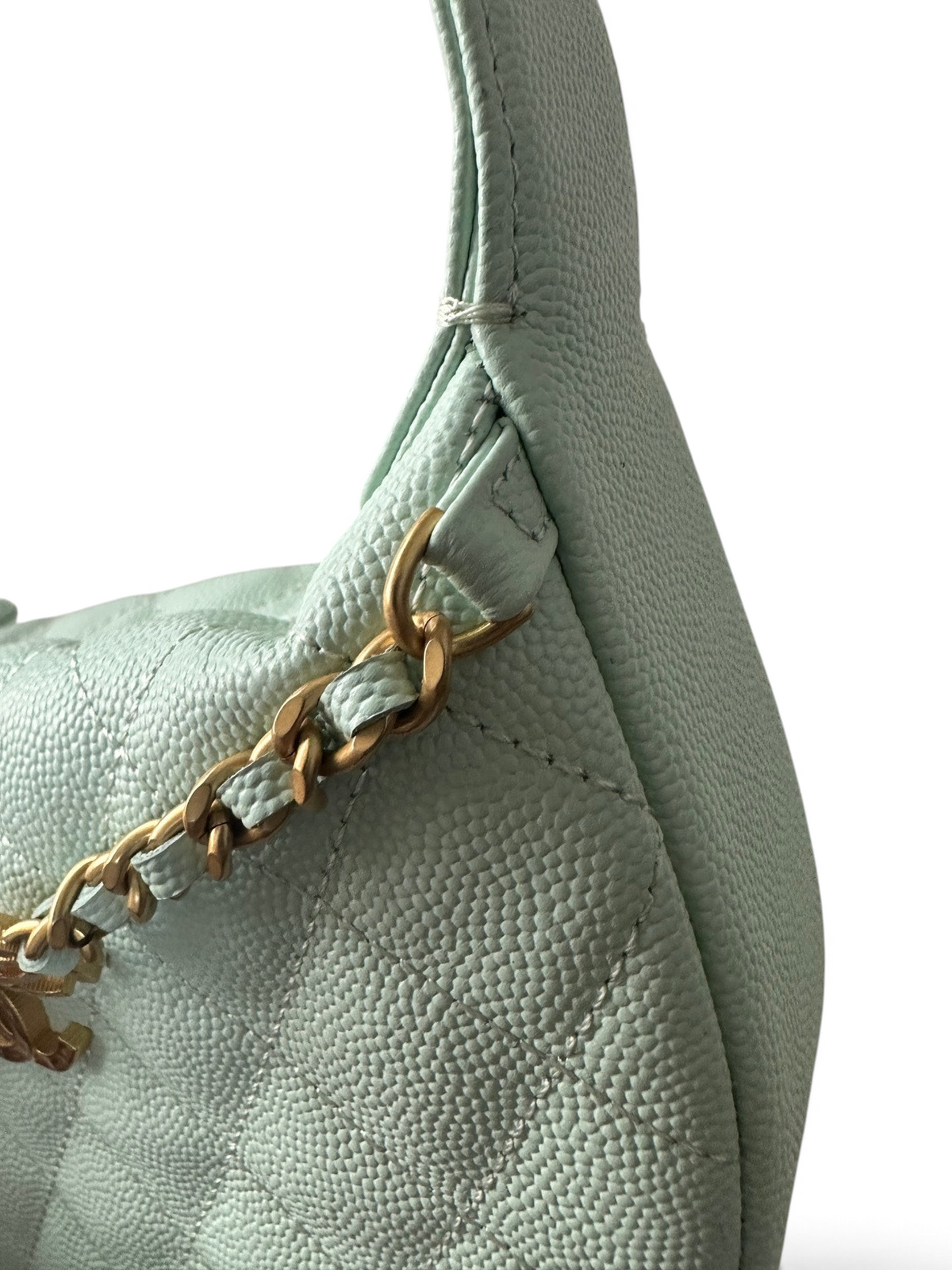 SWORD LUXURY marka, nane yeşili, kapitone dokulu, inci detaylı zincir askılı deri mini hobo çanta detayı.