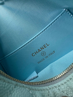 SWORD LUXURY marka, açık mavi deri mini hobo çanta iç astarı ve Chanel kabartmalı deri etiket detayı.