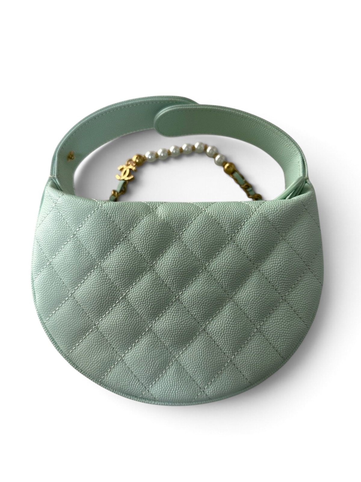 SWORD LUXURY nane rengi kapitone deri mini hobo çanta, inci detaylı zincir sapı ve zarif kavisli tasarımıyla.