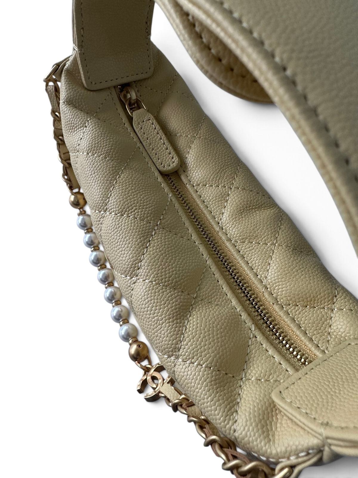 SWORD LUXURY marka, krem rengi, kapitone desenli, inci detaylı zincir askılı ve fermuarlı mini deri hobo çanta.