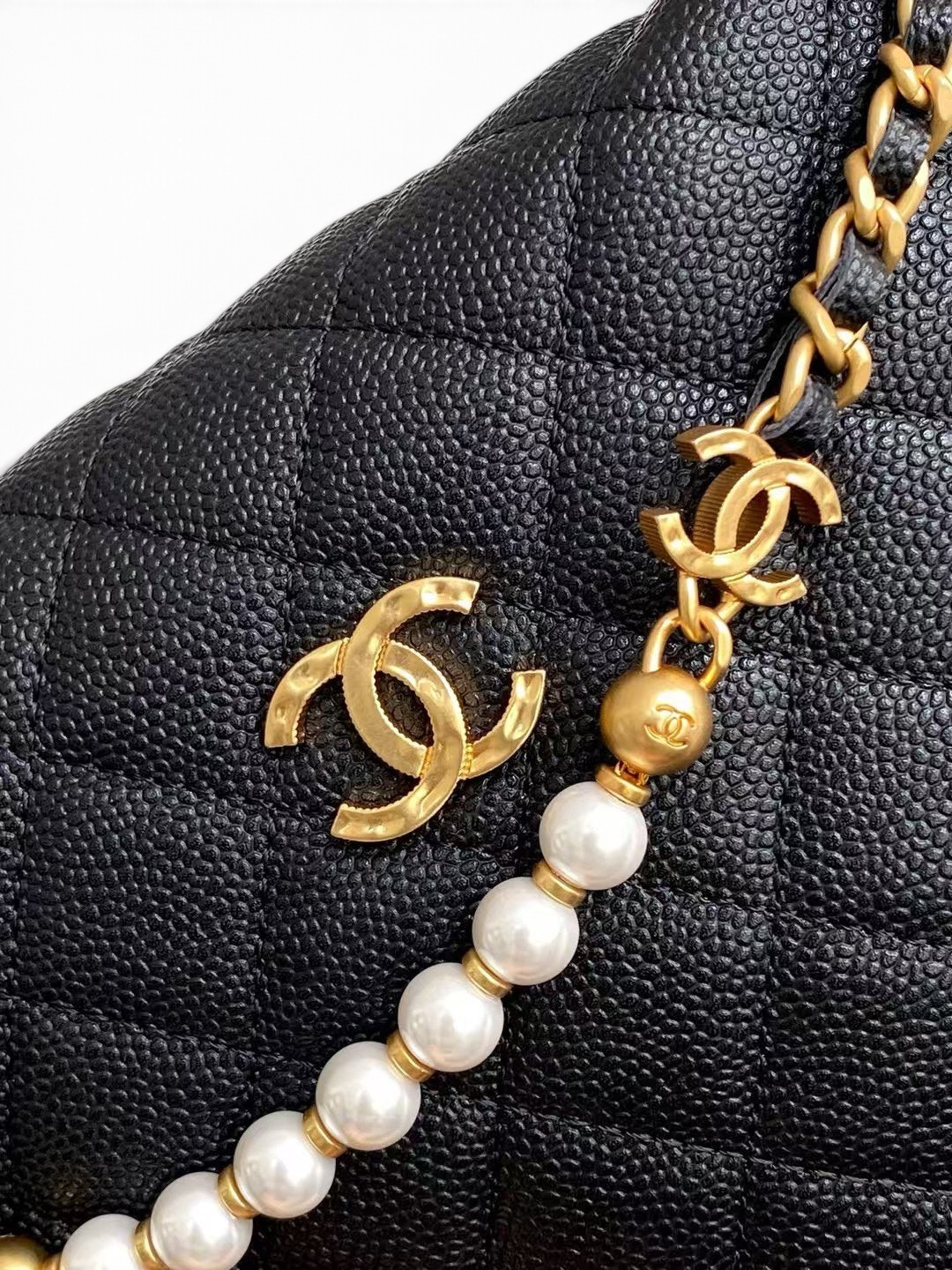 SWORD LUXURY siyah kapitone deri mini hobo çanta, altın tonlu metal logo ve zarif inci detaylı zincir askı ile.