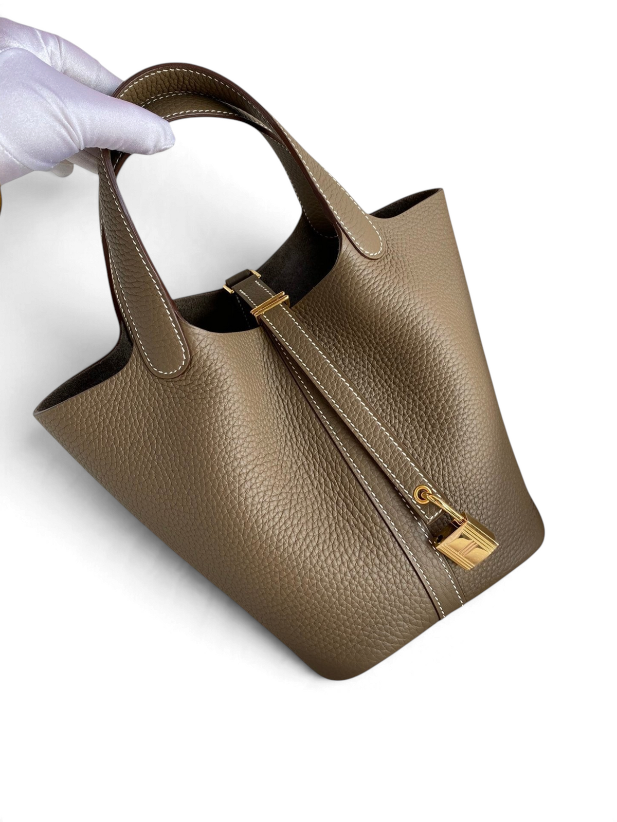 SWORD LUXURY marka, taupe renkli, Clemence deri, asma kilit detaylı ve çift saplı zarif Picotin 18 el çantası.