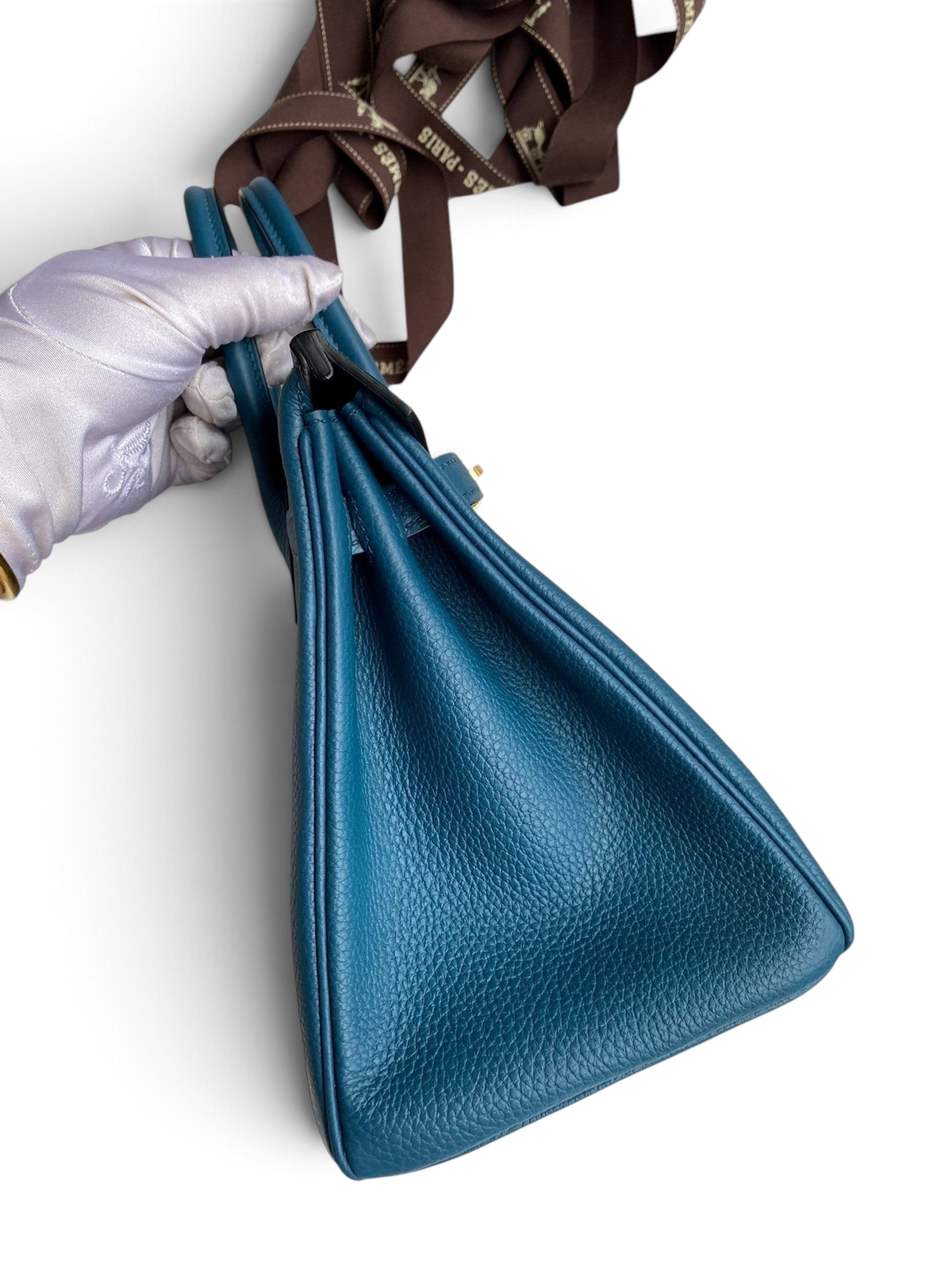SWORD LUXURY marka, mavi Togo deri dokulu, 25 cm boyutunda ikonik Birkin çanta yan görünümü.