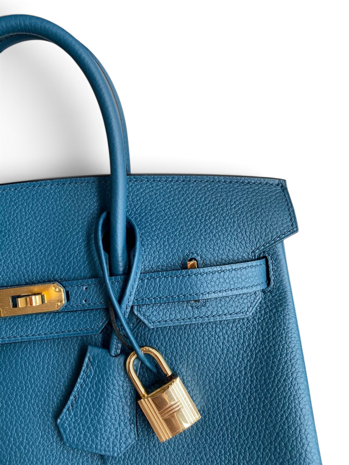 SWORD LUXURY mavi Togo deri Hermès Birkin 25cm çanta, altın rengi donanım ve ikonik kilit detayı ile.