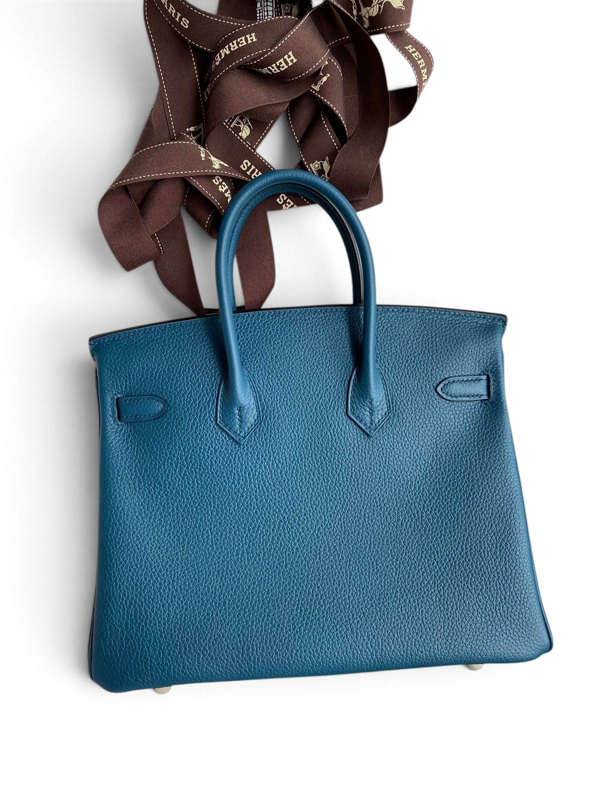 SWORD LUXURY marka, 25 cm mavi Togo deri Hermès Birkin çanta, kutu içinde kurdele ile sunuluyor.