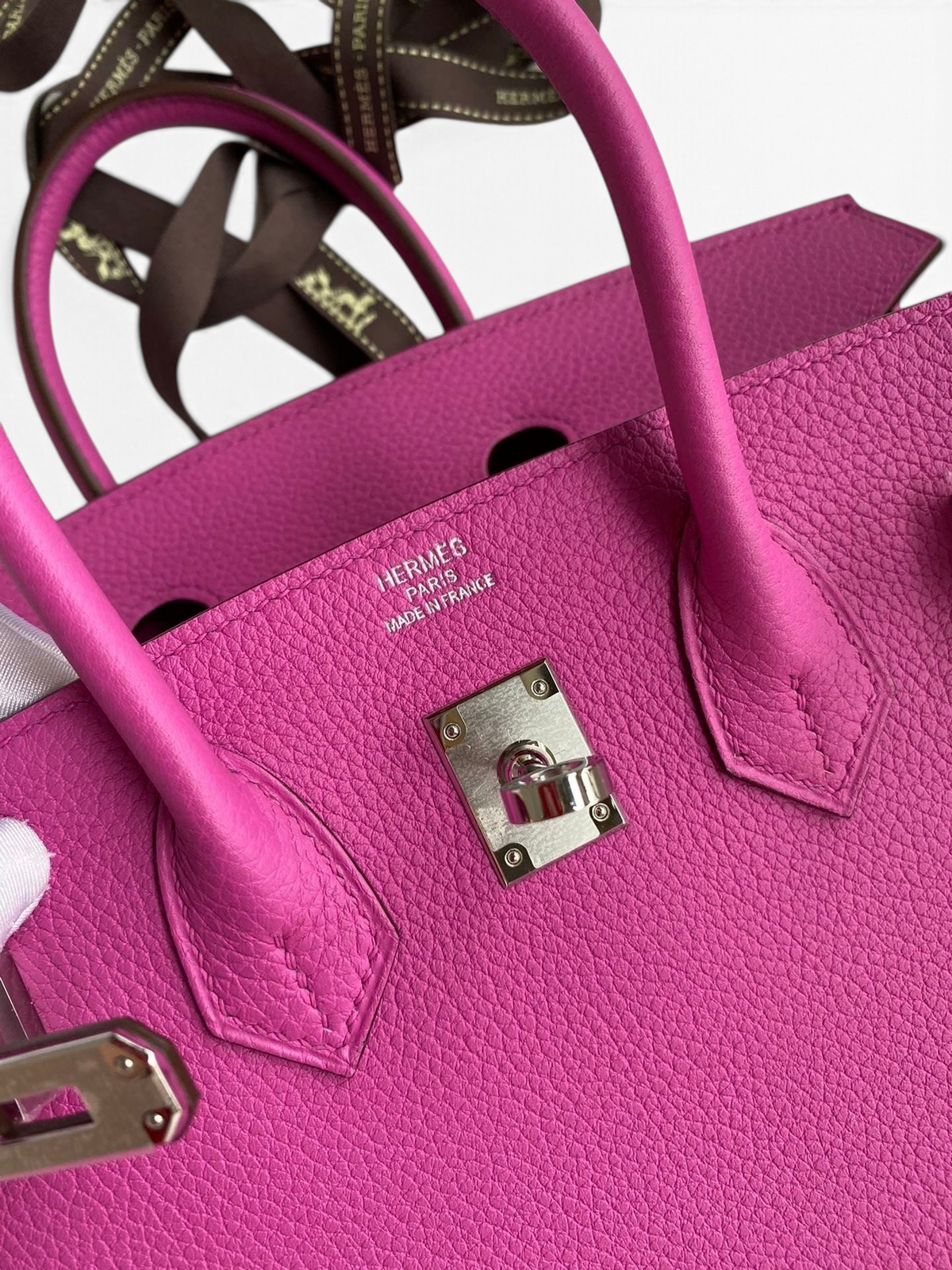 SWORD LUXURY marka, fuşya rengi Togo deri Hermès Birkin 25cm çanta, gümüş donanım ve ikonik kilit detaylı.
